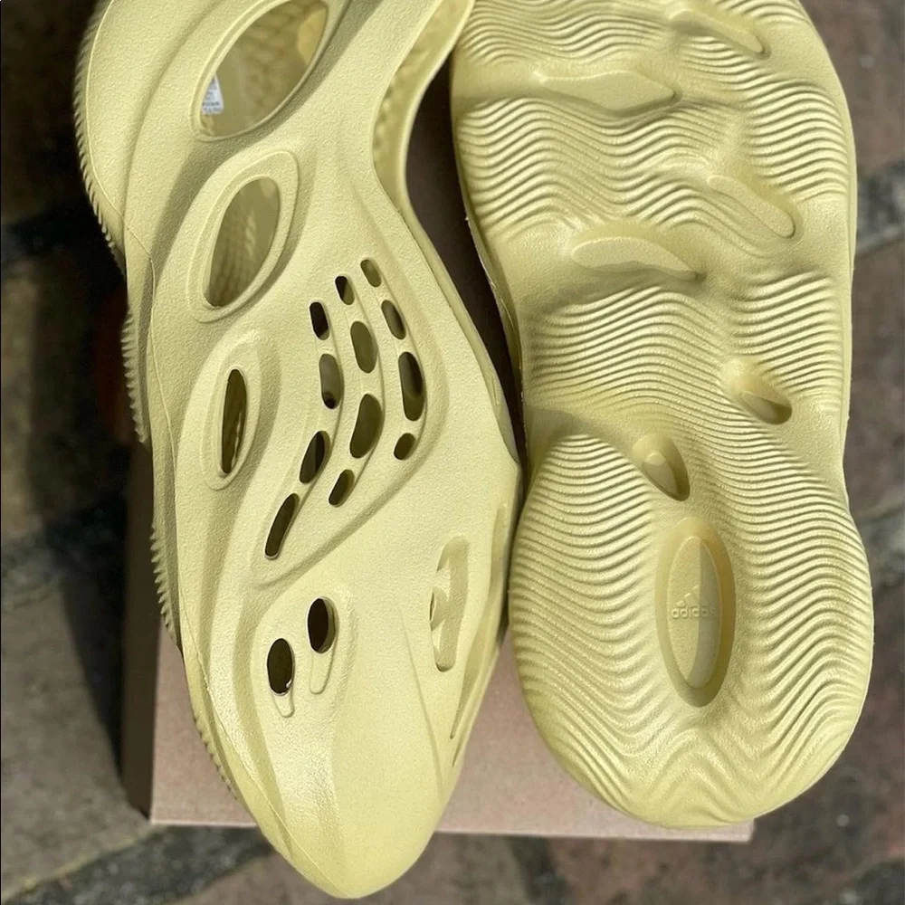 Yeezy foam runner NEW in box - Picture 2 of 4